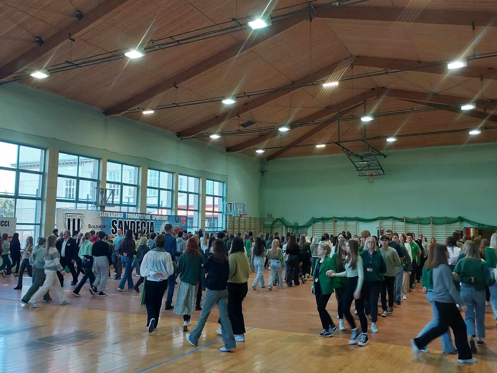 Zdjęcie Zielony polonez 2024 (13)96c19fcb-d90e-4a07-b775-cd5caac03fea.jpg w galerii Polonez maturzystów II LO na sto dni przed maturą